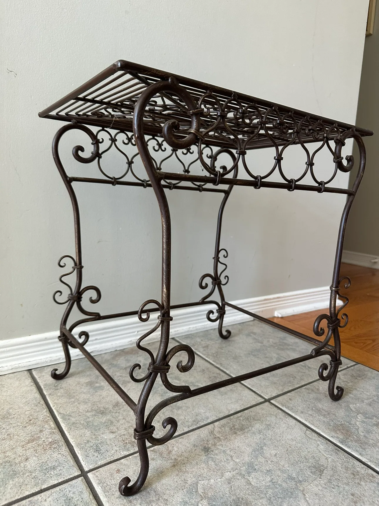 Metal Side Table or plant stand in excellent condition image indicator(3)