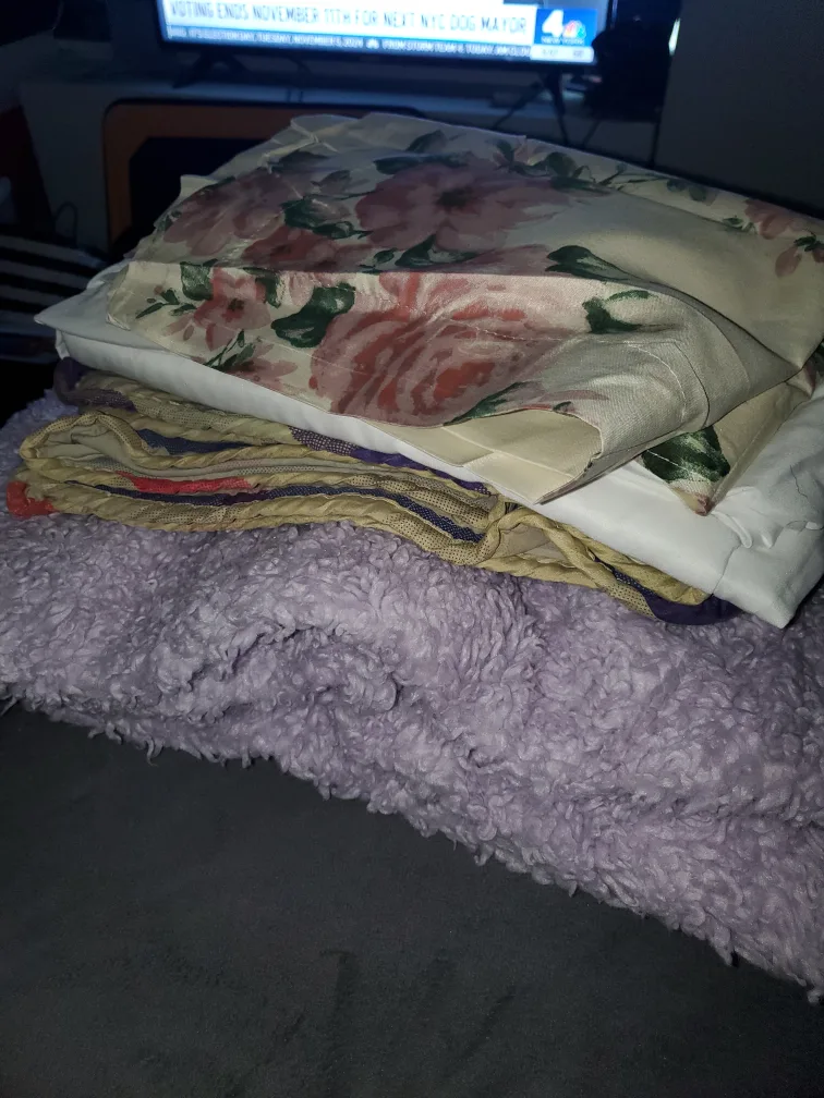 Free blankets + pillowcases thumbnail