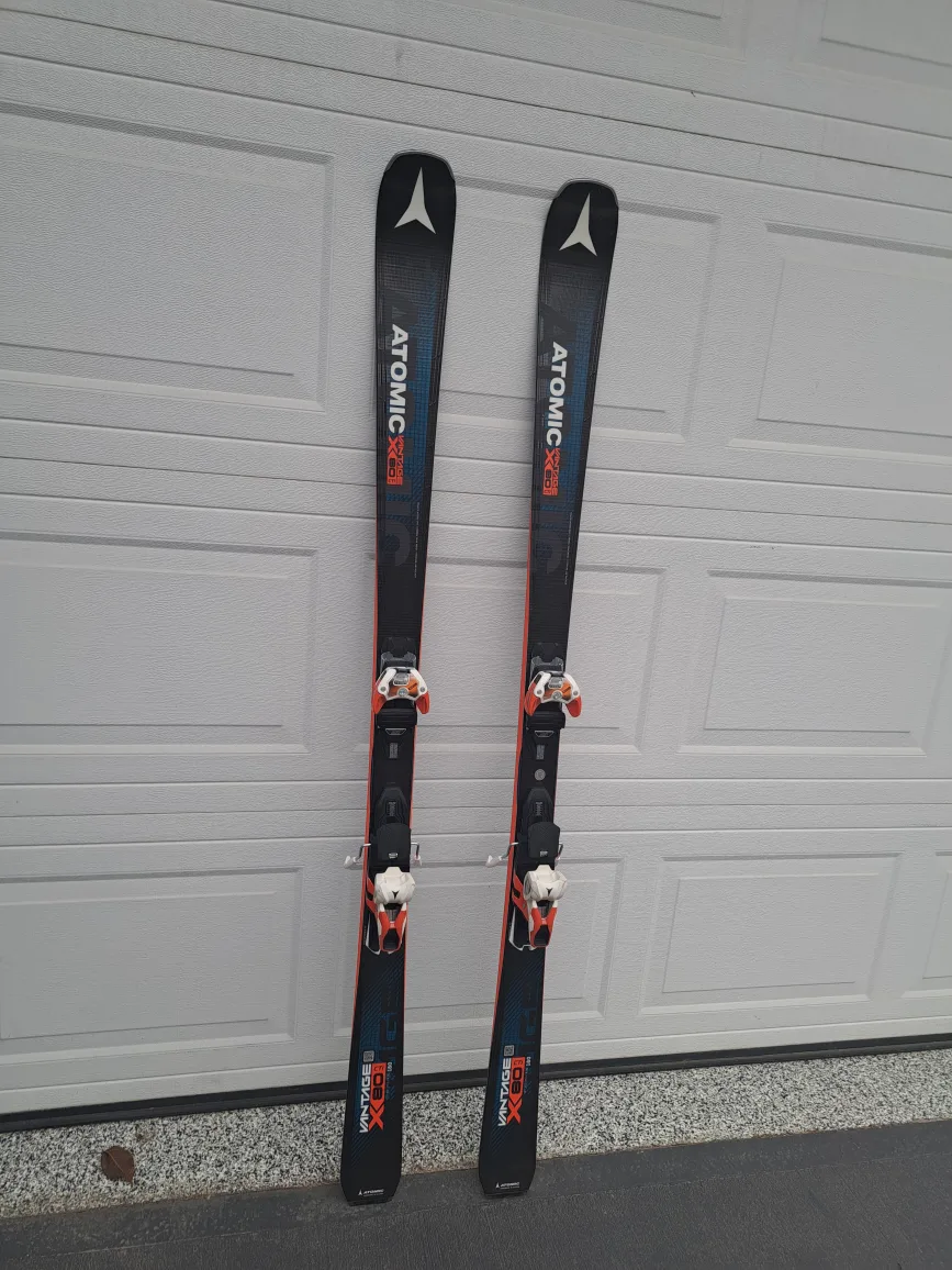 Atomic Downhill Skiis like New