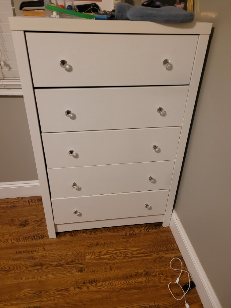 Free-White Chest of Drawers