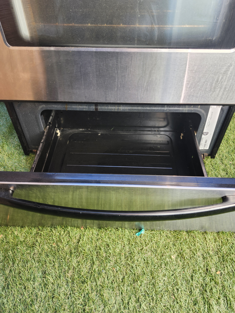 Frigidaire Electric Stove. self cleaning oven.