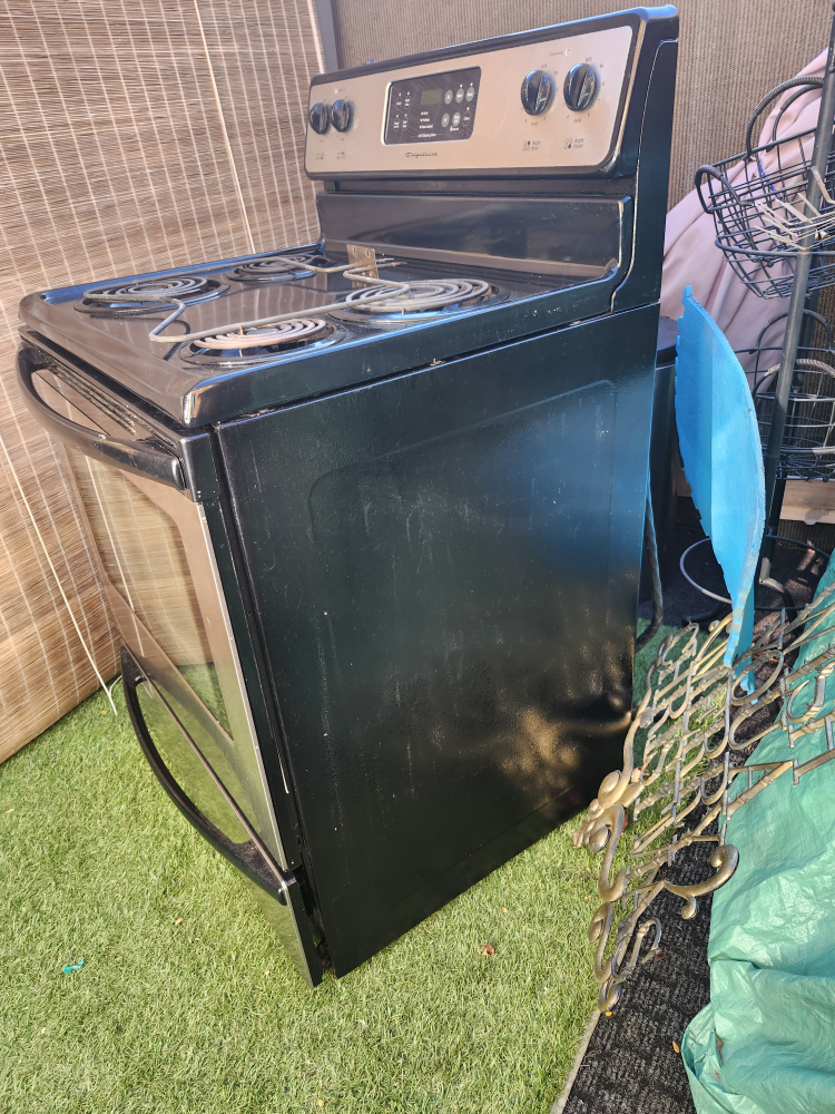 Frigidaire Electric Stove. self cleaning oven. - photo 2