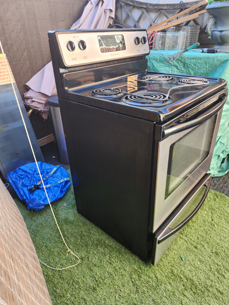 Frigidaire Electric Stove. self cleaning oven. - photo 3