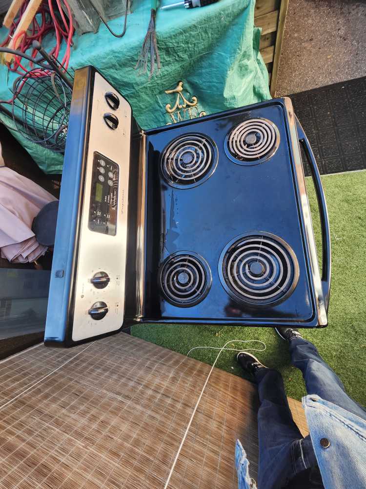 Frigidaire Electric Stove. self cleaning oven. - photo 5