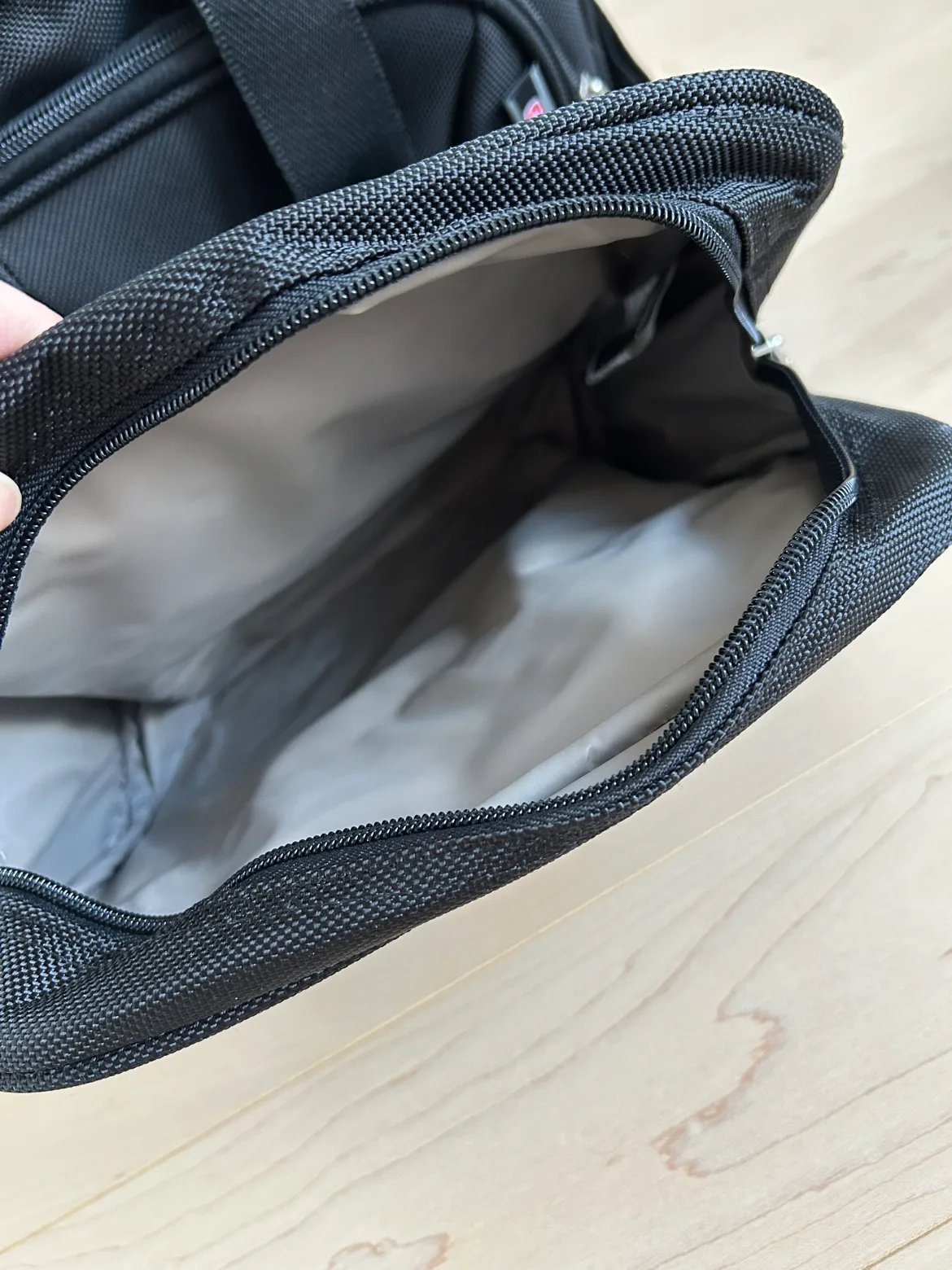 SwissGear Travel Duffle & Toiletry Bag image indicator(8)