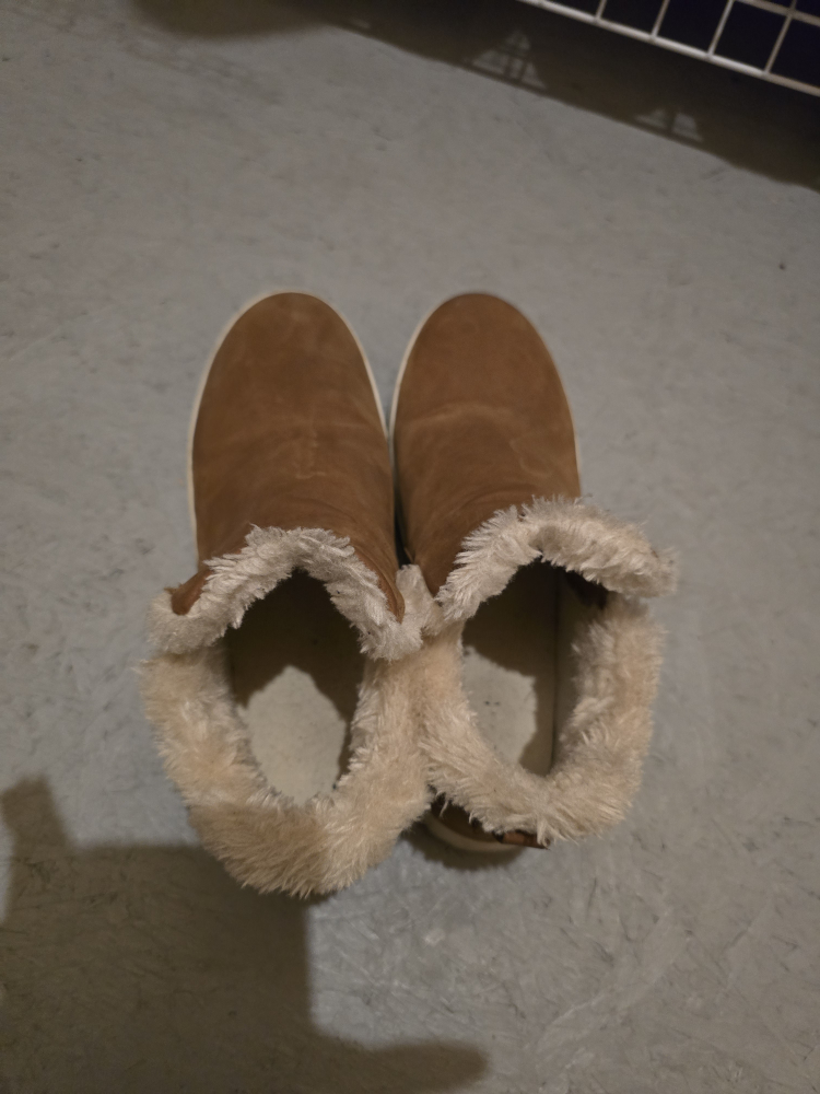 Brown Faux Fur Lined Booties size 9 - photo 2