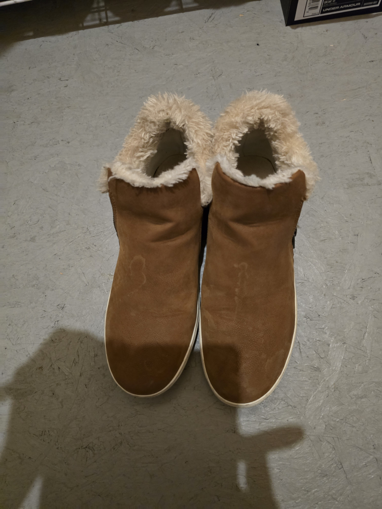 Brown Faux Fur Lined Booties size 9 - photo 3