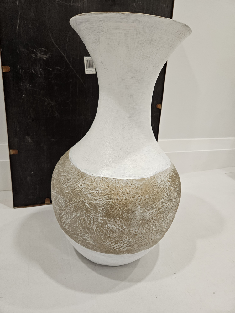 Large White and Gold Vase - photo 2