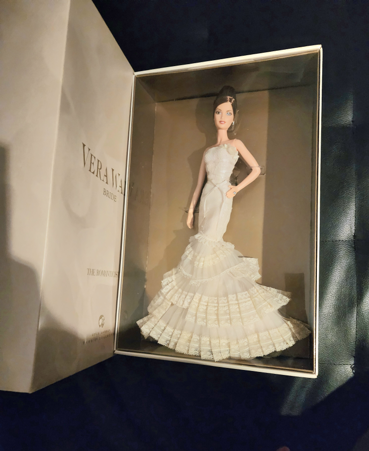 2008 Vera Wang The Romanticist Bride Barbie Mint Box - photo 3