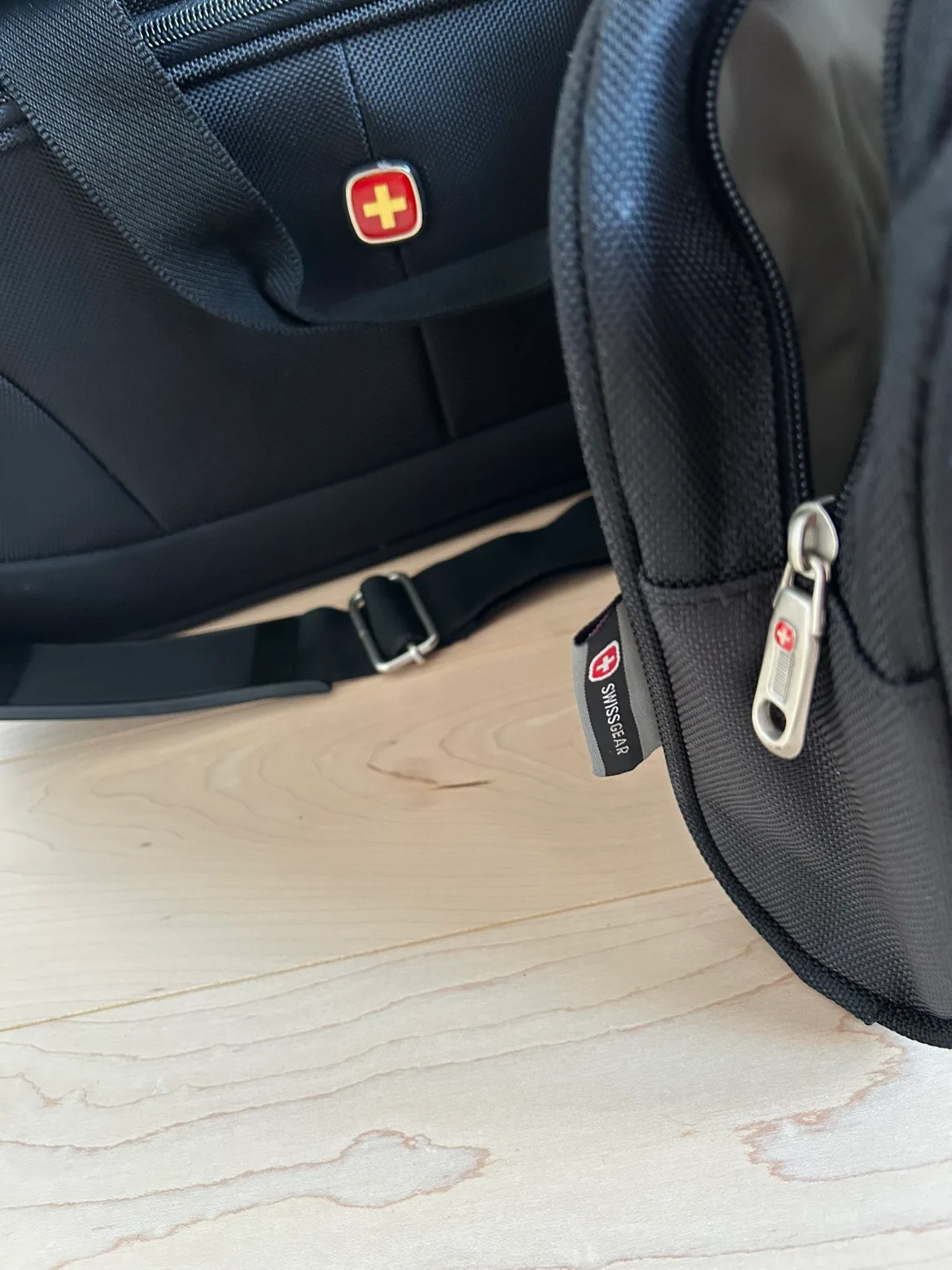 SwissGear Travel Duffle & Toiletry Bag image indicator(7)