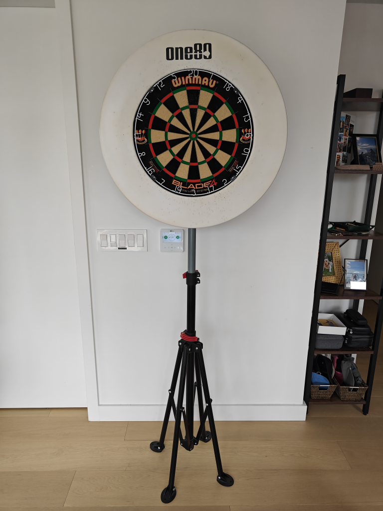 Winmau Blade 4 Dartboard with Stand