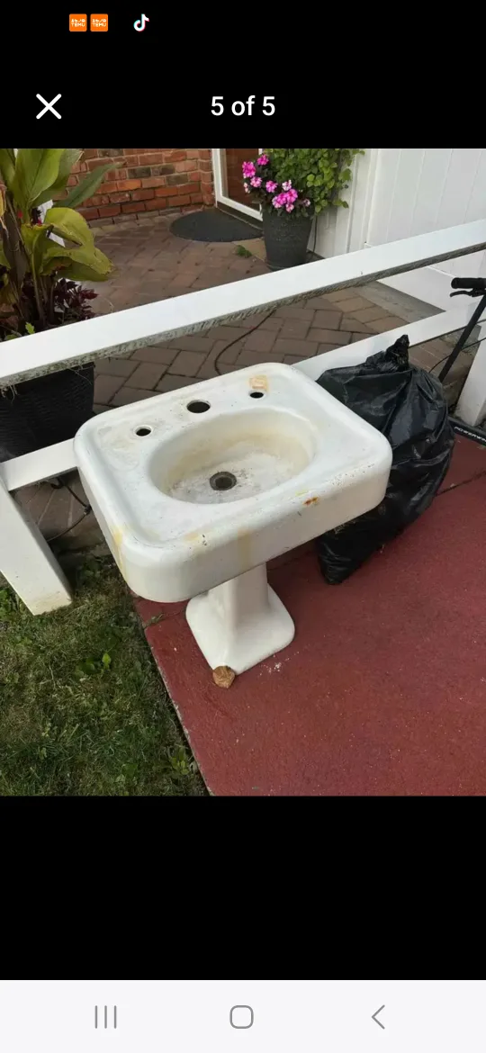 Vintage Pedestal Sink image indicator(2)