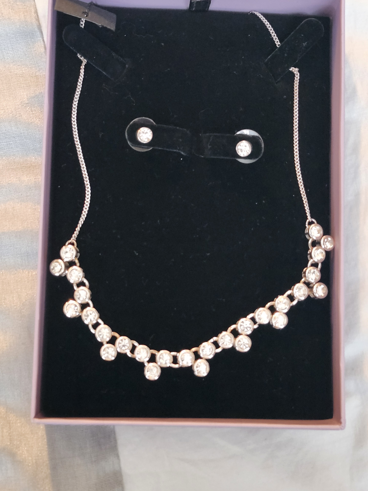 nice boxed Necklace and Earrings Set 💚