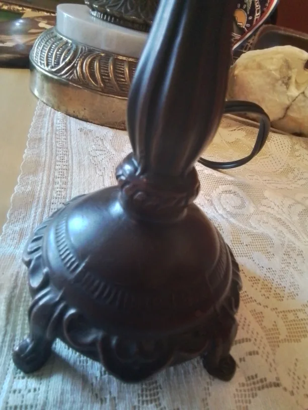 Tiffany type lamp with bronze base image indicator(4)