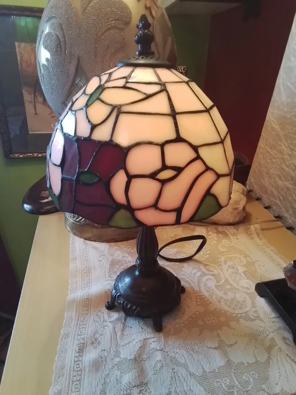 Tiffany type lamp with bronze base image indicator(5)