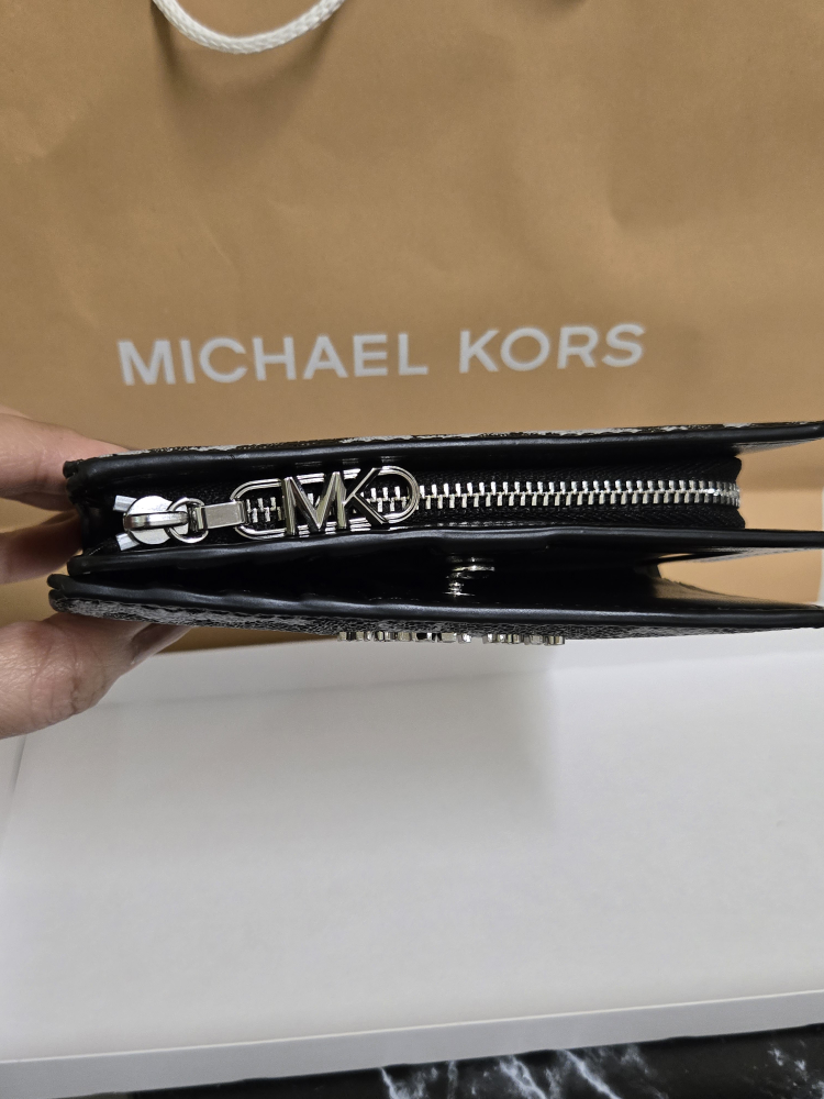 Michael Kors medium bifold wallet - photo 4