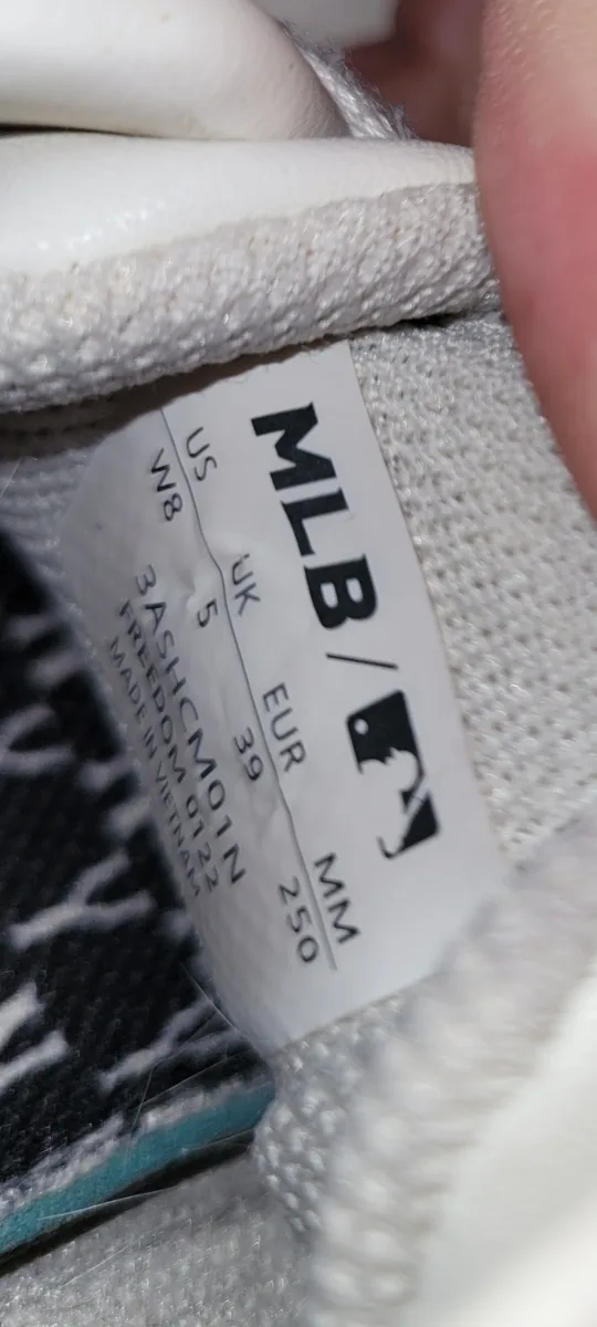 MLB New York Yankees White Sneakers image indicator(5)