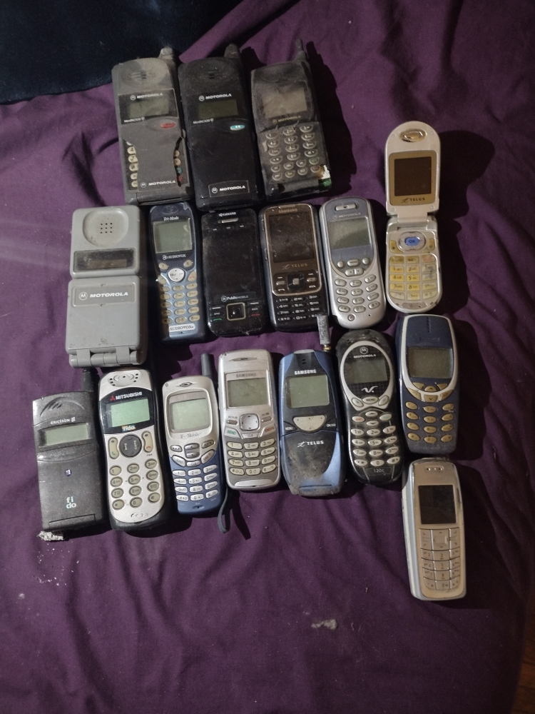 Lot of 14 Vintage Cell Phones