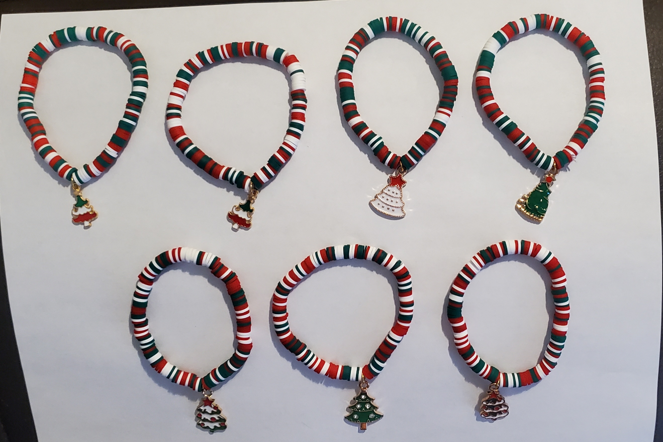 Christmas-themed Heishi Polymer Clay Bracelet - photo 2