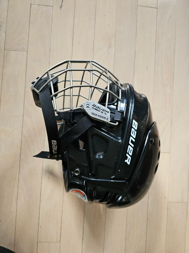 Kids Small Bauer Hockey Helmet with Cage image indicator(4)