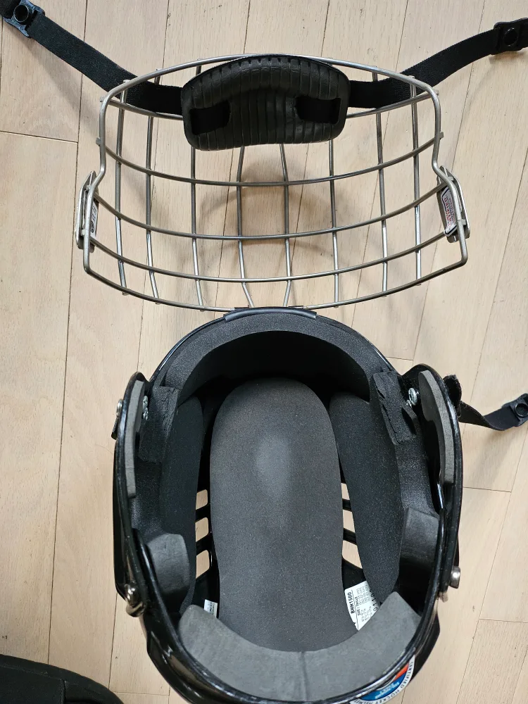 Kids Small Bauer Hockey Helmet with Cage image indicator(5)