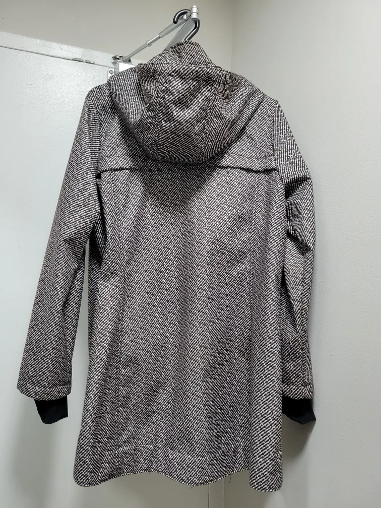 Black and white patterned jacket image indicator(2)