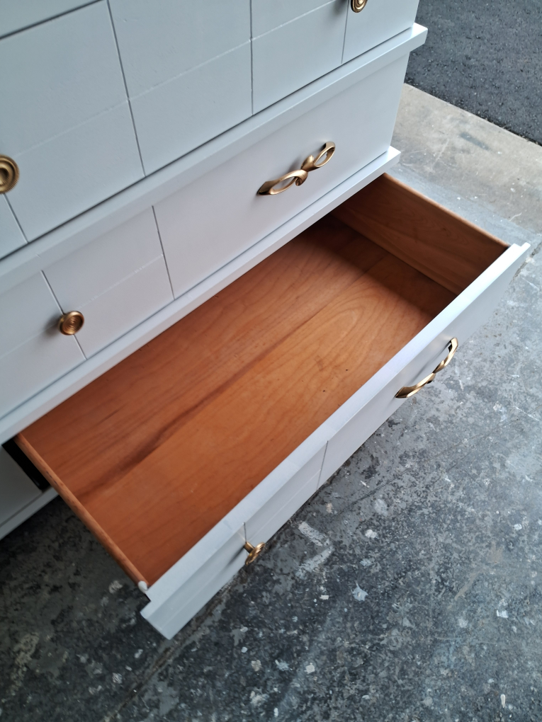 Mid Century Dresser.very good condition. - photo 4