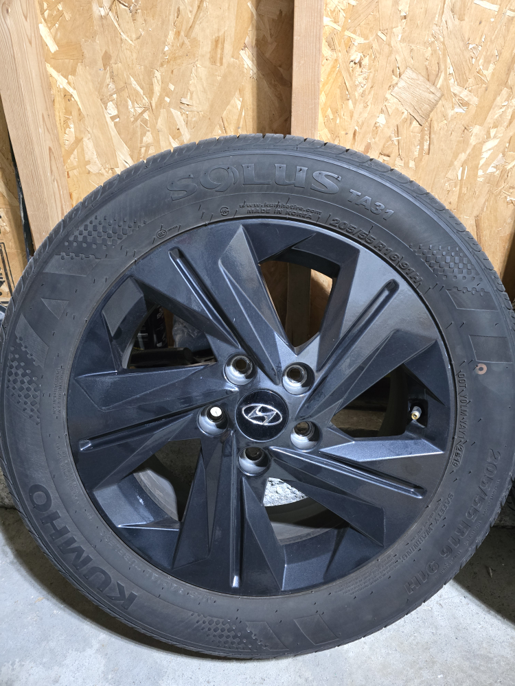 Set of 4 Hyundai 16'' Alloy Wheels with Tires