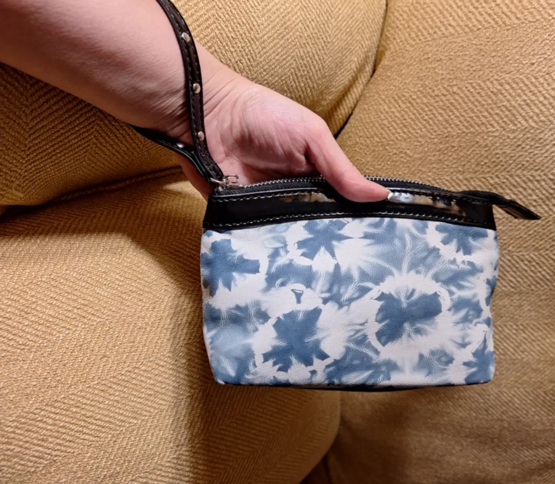 Small Blue & White Tie-Dye Pattern Makeup Bag image indicator(2)