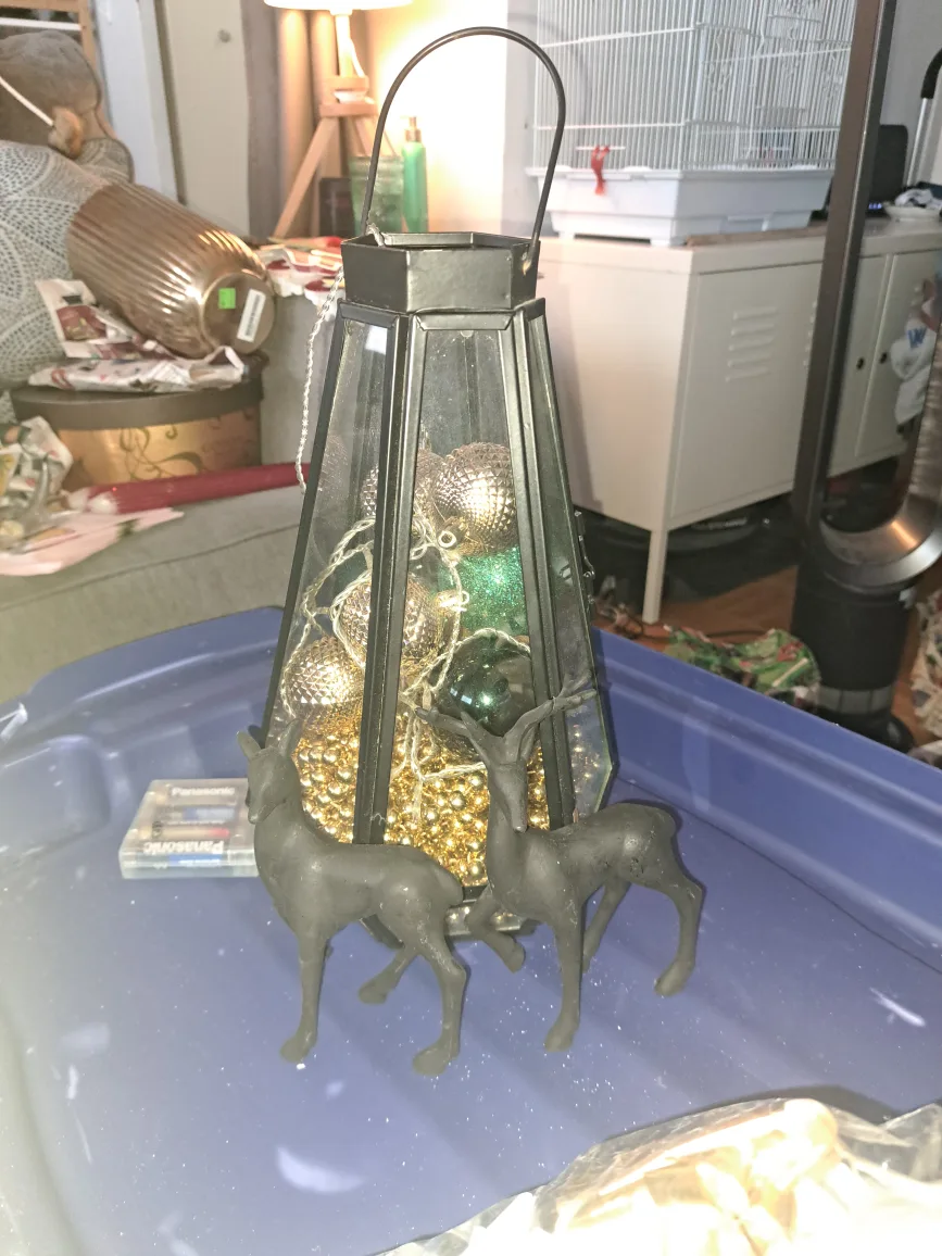 black and gold ornaments image indicator(2)