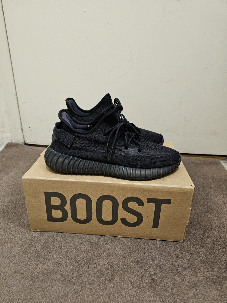 USED Yeezy Boost 350 V2 ONYX