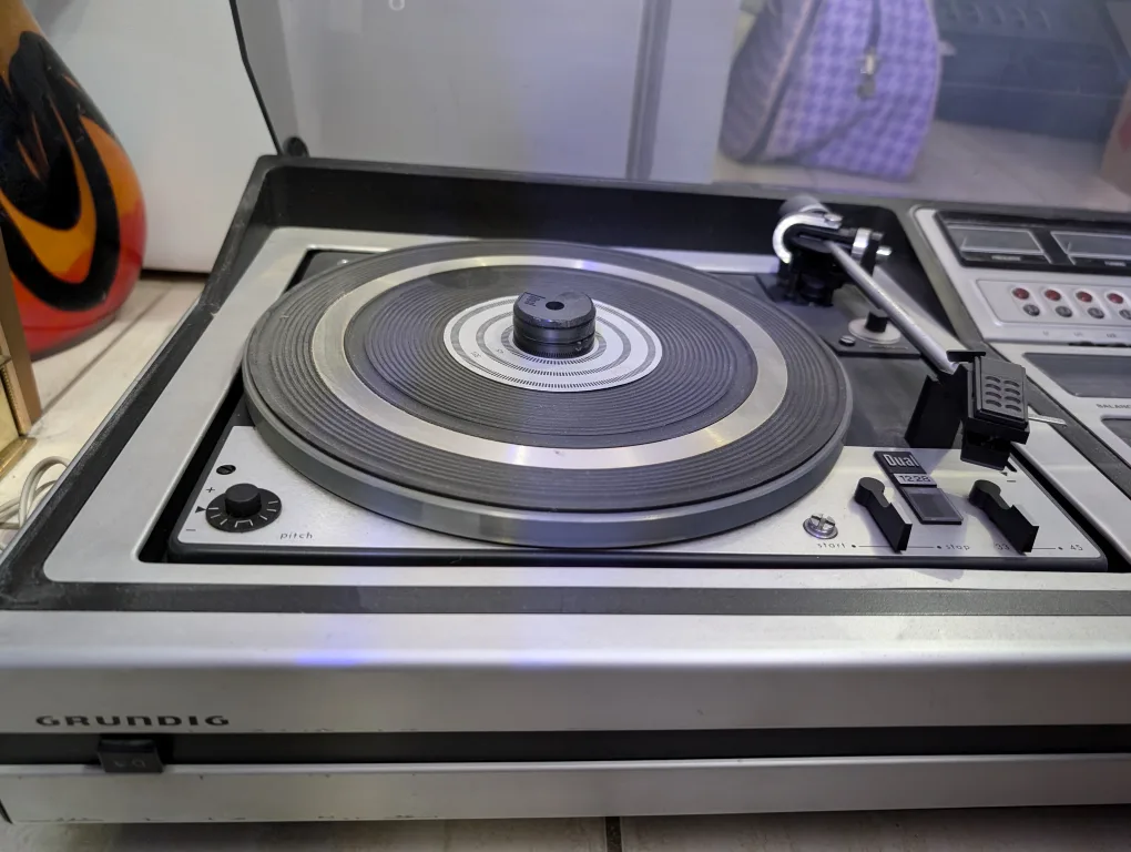 Vintage Grundig Studio 2240 HiFi Record Player image indicator(3)