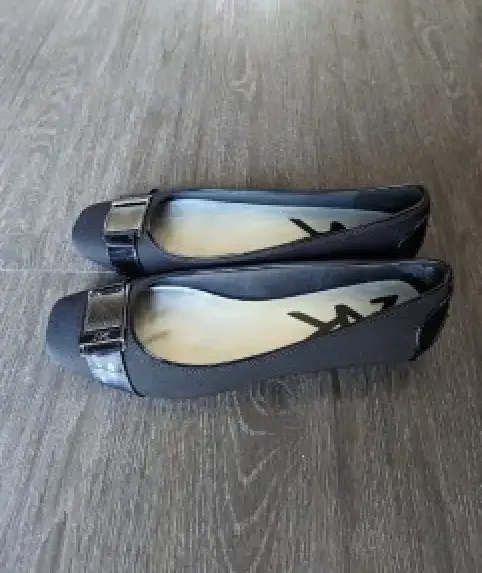 Women's Black Flats image indicator(2)