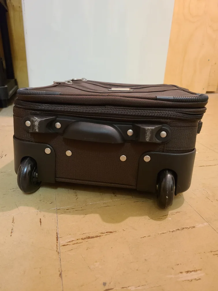 American Tourister Carry-On Suitcase 🧡 image indicator(7)