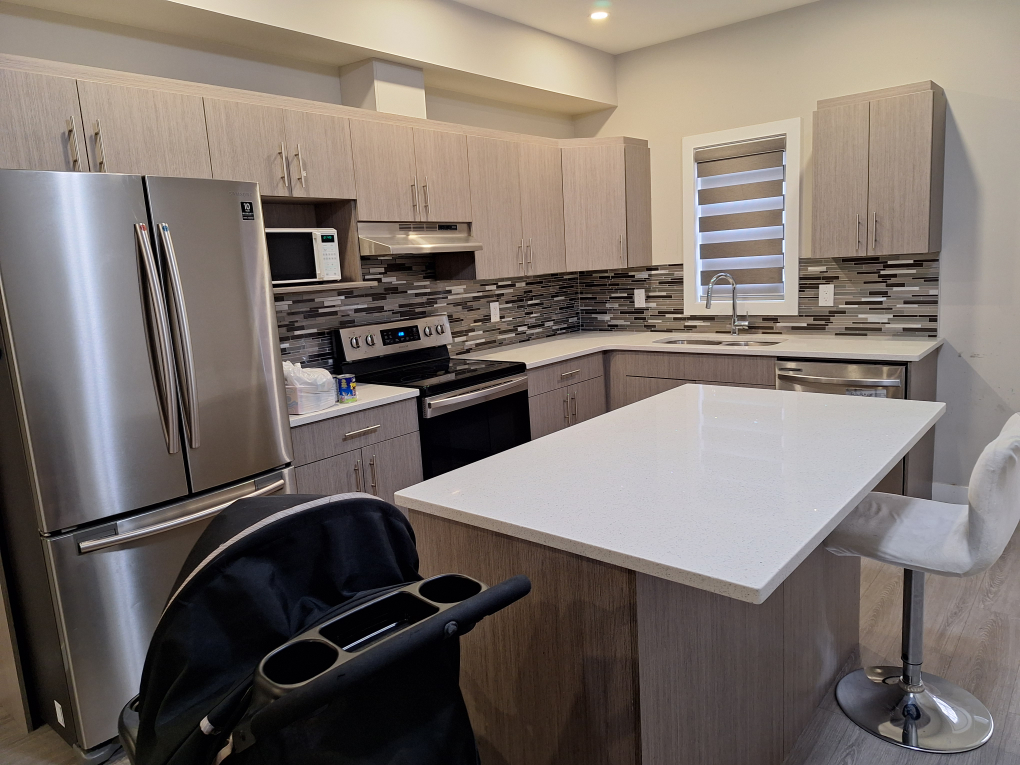 5 Bedroom Townhouse with a Den for Rent - photo 2