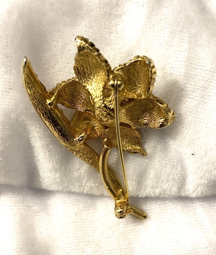 Gold toned brooch with faux pearl. - photo 2