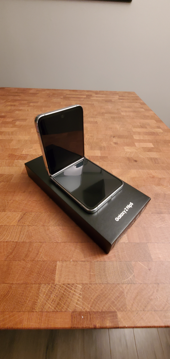 Samsung Galaxy Z Flip5 - photo 2