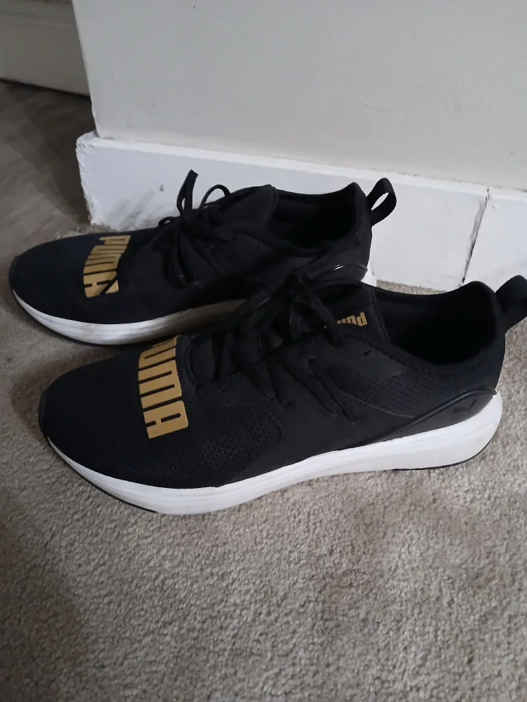 PUMA black and gold shoes, size 9 image indicator(2)