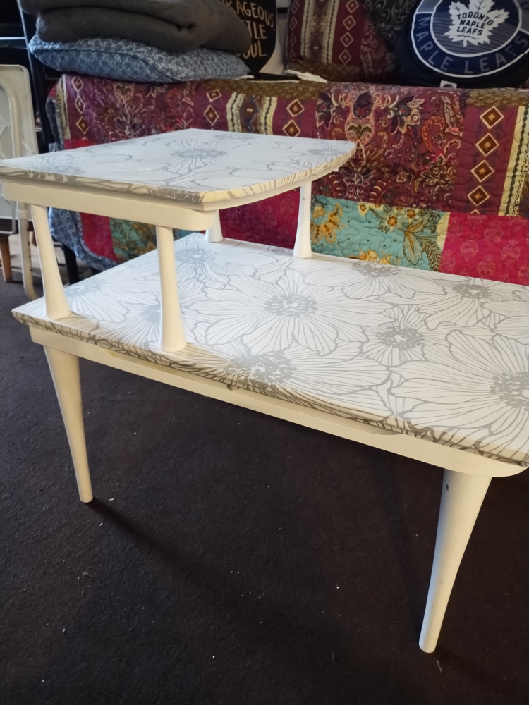 "❤️"Vintage White Two-Tiered End Table