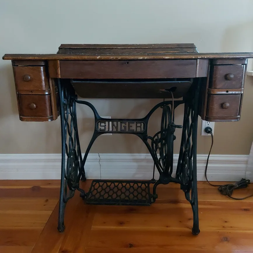 Antique Singer Sewing Machine No. 127 with Table image indicator(6)