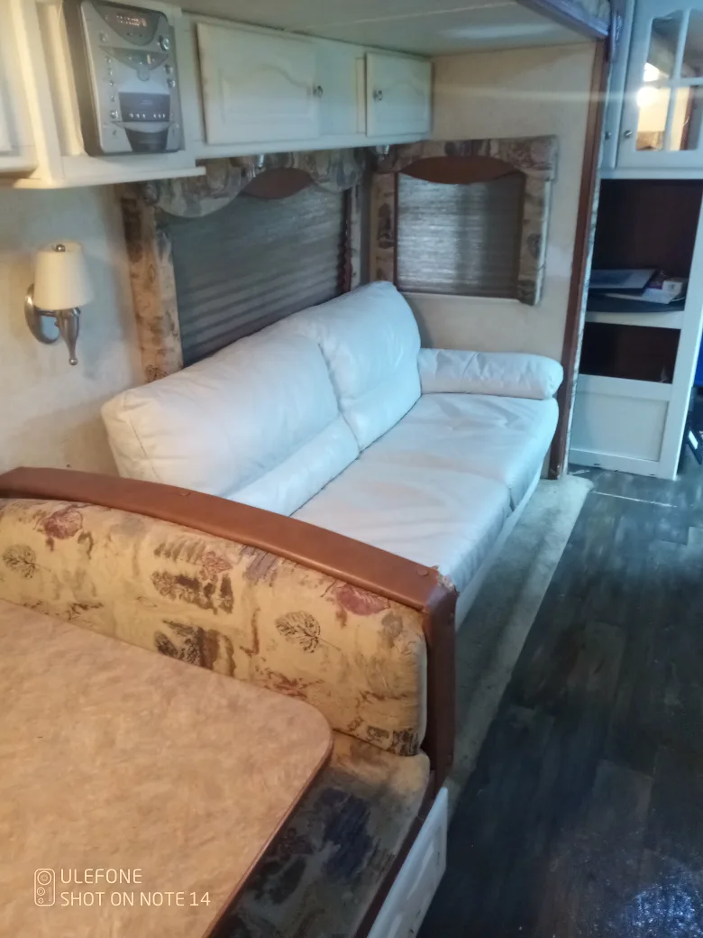 2006 Keystone Sydney with one Pop out.please read description image indicator(5)