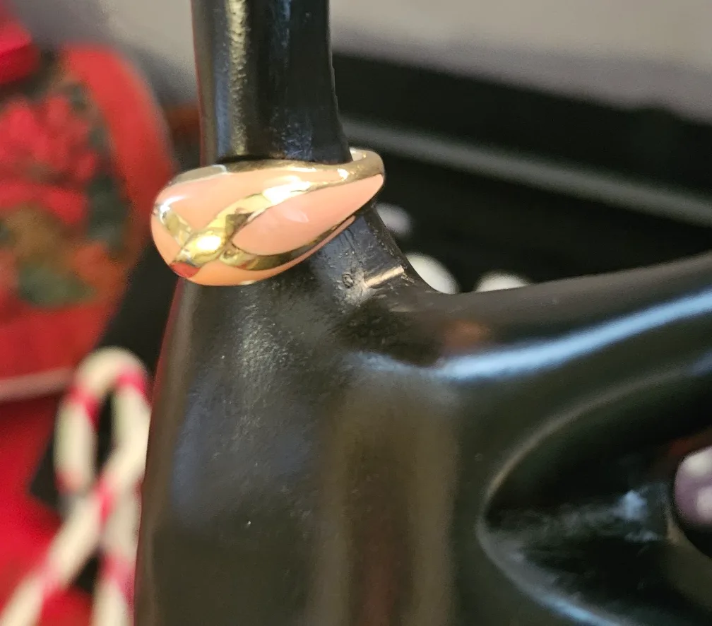 Vintage Coral & Gold Enamel Ring image indicator(5)