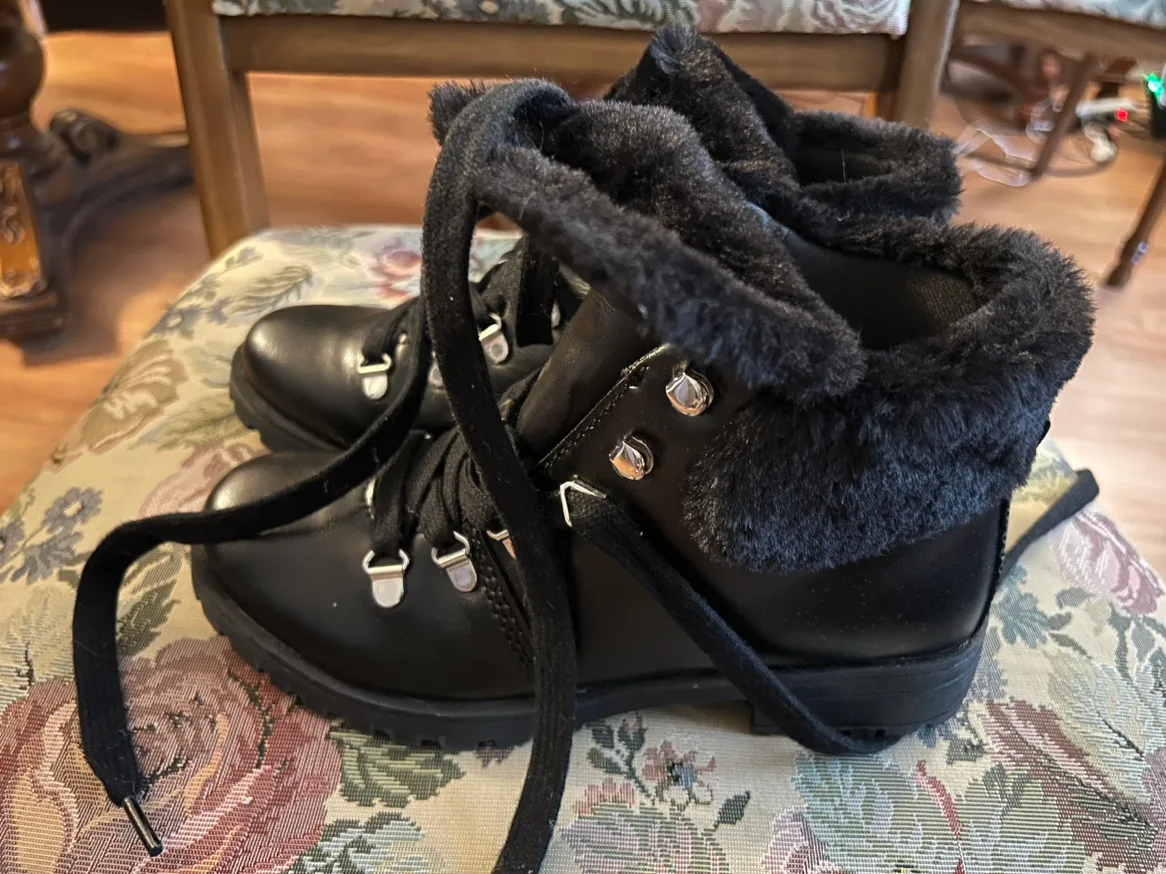 Women's Black Fur Lined Winter Boots image indicator(2)