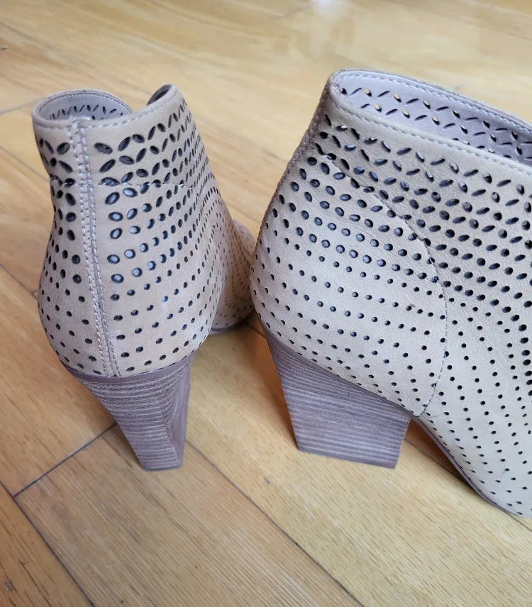 ❣️ New Vince Camuto Ankle Boots Tan Leather Peep Toe Size 6 image indicator(5)