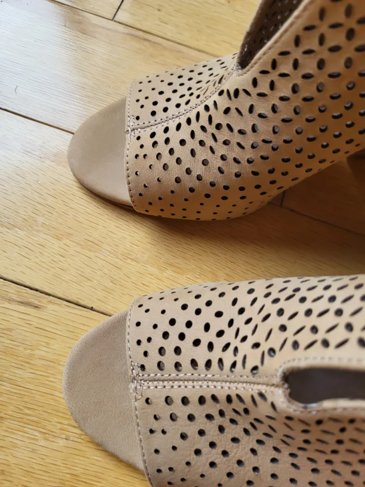 ❣️ New Vince Camuto Ankle Boots Tan Leather Peep Toe Size 6 image indicator(6)