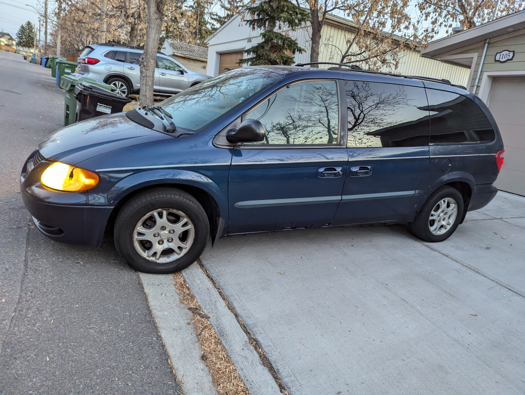 2002 Dodge Grand Caravan - photo 2