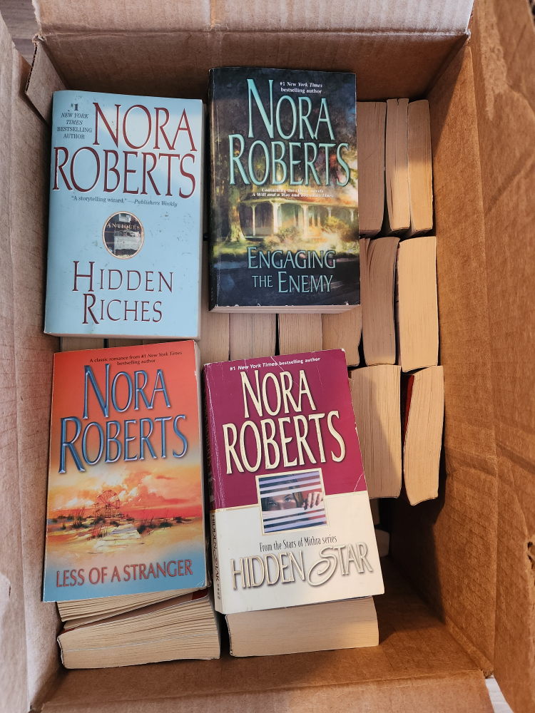 Nora Roberts Books - Lot of 15 Paperback Books - photo 4
