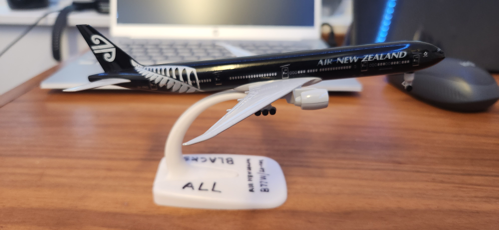 Air New Zealand Boeing 777-300 Airplane Model for kids. - photo 3