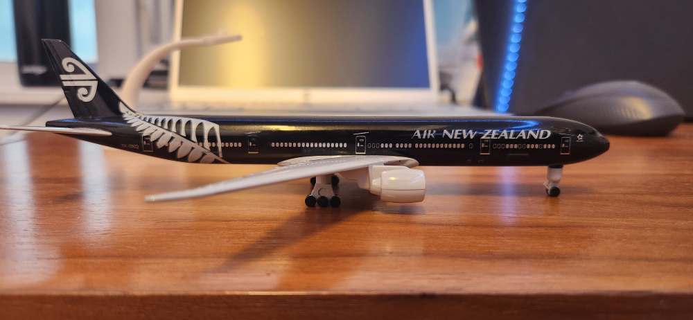 Air New Zealand Boeing 777-300 Airplane Model for kids. - photo 5
