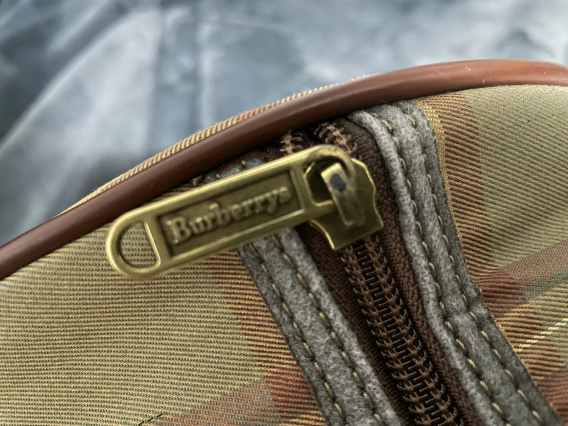 Burberry's Travel Bag image indicator(8)